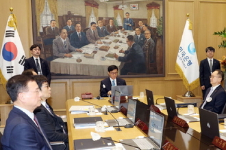 트럼프에 발 묶인 기준금리…한은, 2.75 동결(종합)
