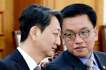 최상목 부총리, 한미 관세 협상 테이블 앉는다…2+2 협의차 출국