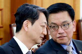 최상목 부총리, 한미 관세 협상 테이블 앉는다…2+2 협의차 출국