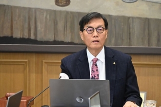 한은, 기준금리 2.5 '6회 연속' 동결…성장 전망은 2.0로 상향(종합)