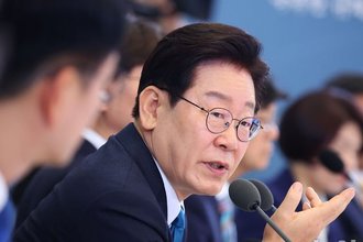 이 대통령 "불필요한 규제 국제표준 맞춰야…첨단산업 네거티브 규제로 전환"