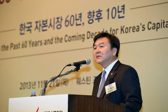 축사하는 신제윤 금융위원장