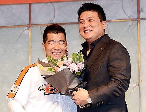 김태균, 근우야 잘 왔다!