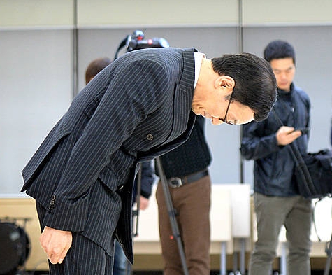 고개숙여 사과하는 이건호 KB국민은행장