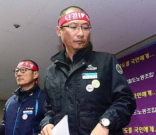회의실 나서는 김명환 철도노조 위원장
