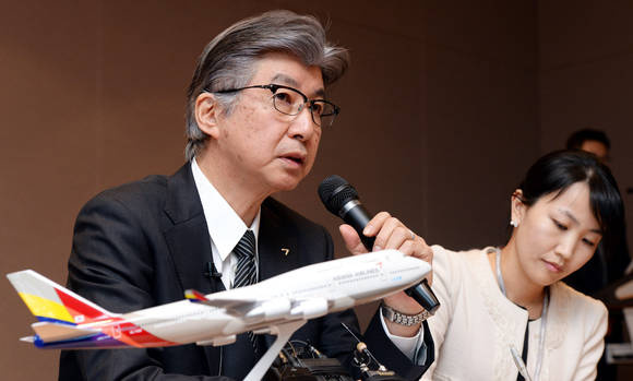 취재진 질문 답하는 야마무라 아키요시 실장