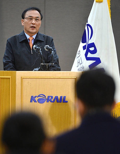 브리핑하는 장진복 코레일 대변인