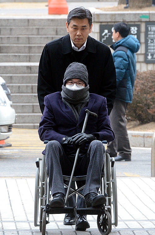 법원 들어서는 이재현 회장