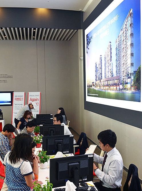 분양 상담 받는 시민들