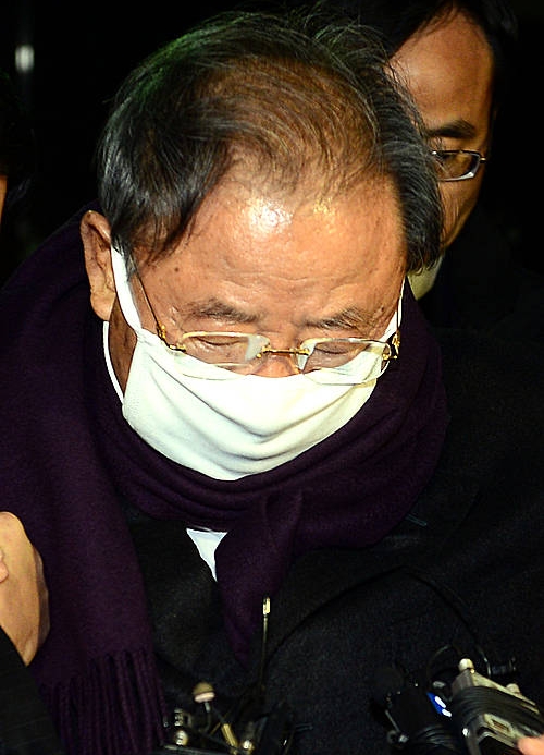 취재진의 질문받는 조석래 회장