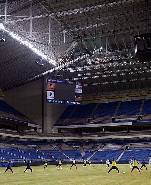 돔구장에서 훈련하는 선수들