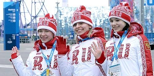 소치 방문 환영하는 러시아 쇼트트랙 선수들