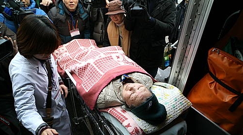 이산상봉 위해 구급차로 금강산 가는 홍신자씨