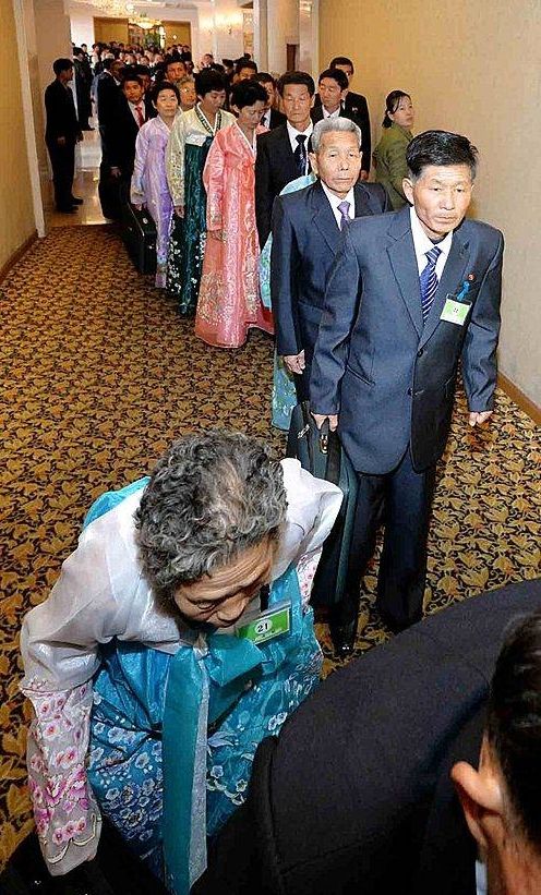 개별상봉 나서는 북측 가족