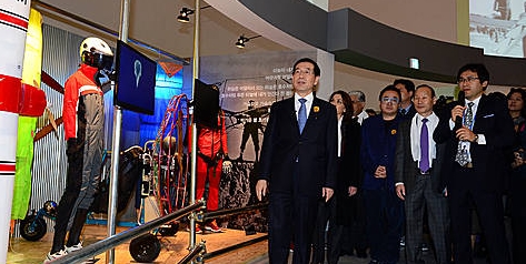 DDP전시관 둘러보는 박원순 시장/뉴시스