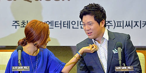 정성화 옷매무새 고쳐주는 바다/뉴시스