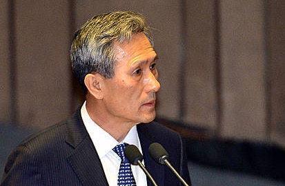 박주선 의원 질의 답하는 김관진 장관/뉴시스
