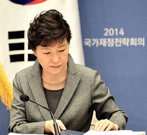 자료 살펴보는 박근혜 대통령/뉴시스