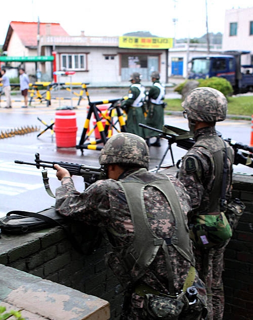 무장 탈령병 도주로 차단…검문검색 강화/뉴시스