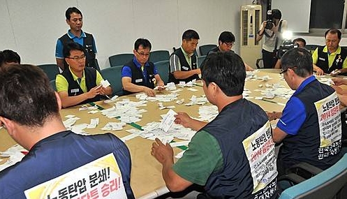 현대차 조합원 파업 찬반투표 개표현장/뉴시스