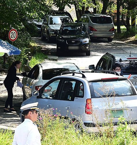 장례식 시작된 금수원으로 몰려드는 신도 차량들/뉴시스