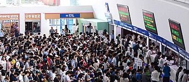 붐비는 서울역 대합실/뉴시스