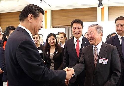 LG 전시관 방문한 시진핑 주석/뉴시스