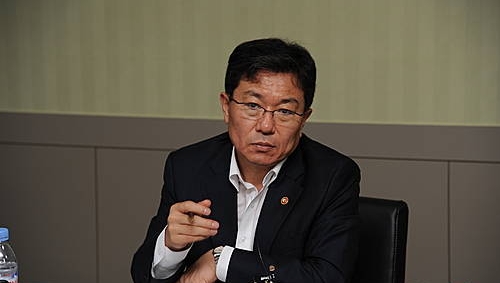 구미1공단서 기업인 간담회 갖는 윤상직 산업통상부 장관/뉴시스