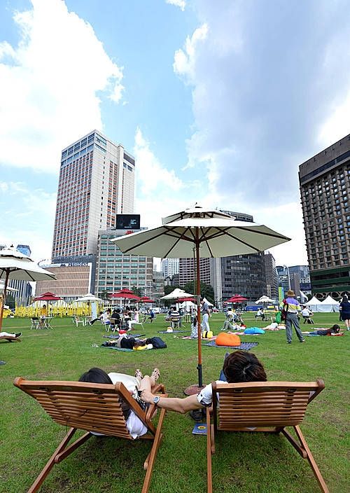 화창한 서울 하늘 아래, 잔디 위에서 즐기는 소풍/뉴시스