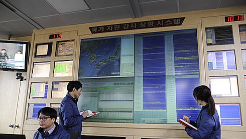 북한 핵실험 징후 파악하는 직원들/뉴시스