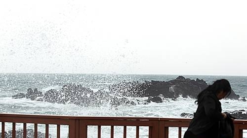 태풍 봉퐁으로 거칠어진 제주바다/뉴시스