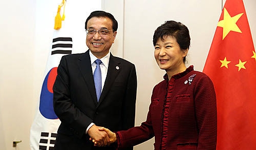 악수하는 박근혜 대통령과 리커창 중국 총리/뉴시스