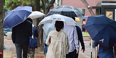 우산 쓴 시민들/뉴시스