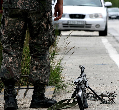 軍 탈영병과 교전, 강원 긴장/뉴시스