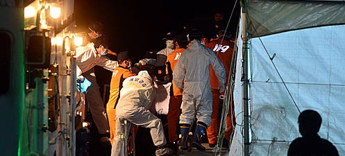 운구되고 있는 희생자/뉴시스