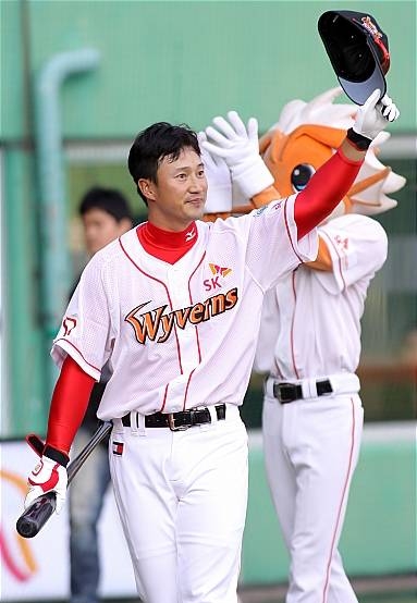 인사하는 SK 김재현/뉴시스