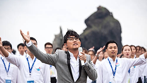 8월14일 독도에서 통일송 발표하는 이승철/뉴시스