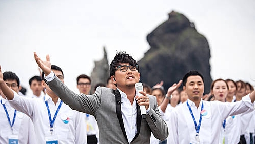 8월14일 독도에서 통일송 발표하는 이승철/뉴시스