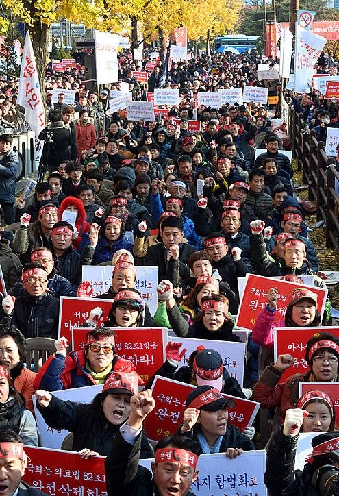 구호 외치는 골목상권살리기소비자연맹 등 단체들/뉴시스