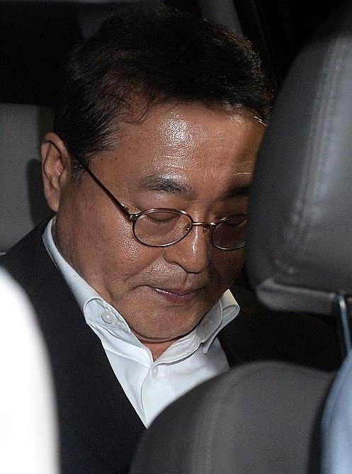 고개숙인 신헌 전 대표/뉴시스