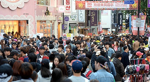 인파로 북적이는 명동/뉴시스