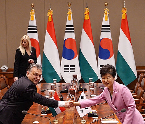 확대 정상회담 하는 박근혜 대통령과 오르반 헝가리 총리/뉴시스