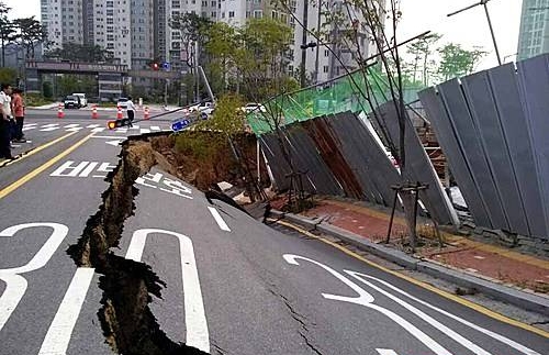 영종하늘도시 '도로 침하'…싱크홀 의심/뉴시스