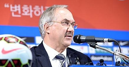 아시안컵 최종 명단 발표하는 슈틸리케 감독/뉴시스