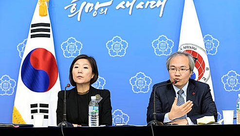 아프리카 시에라리온에서 활동하다 에볼라 바이러스에 감염된 것으로 의심되는 긴급구호대원이 3일 격리 관찰 지역인 유럽 독일로 이동한다./뉴시스