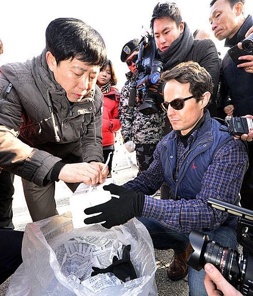 대북전단 살포 준비하는 박상학 대표와 외국인/뉴시스