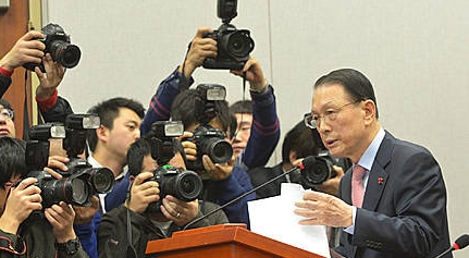 보고하는 김기춘 비서실장/뉴시스