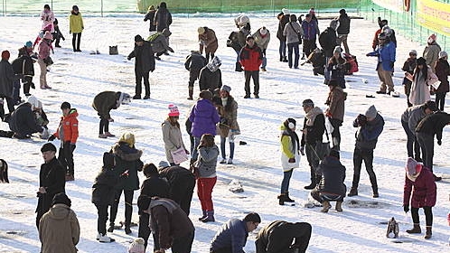 동남아 관광객들로 북적이는 산천어 얼음낚시/뉴시스