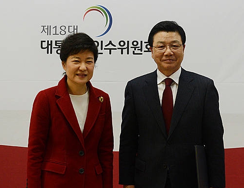 임명장 받은 김진선 위원장/뉴시스