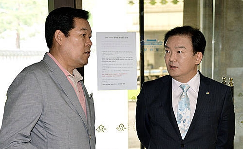 대화 나누는 민경욱 대변인과 최상화 춘추관장/뉴시스